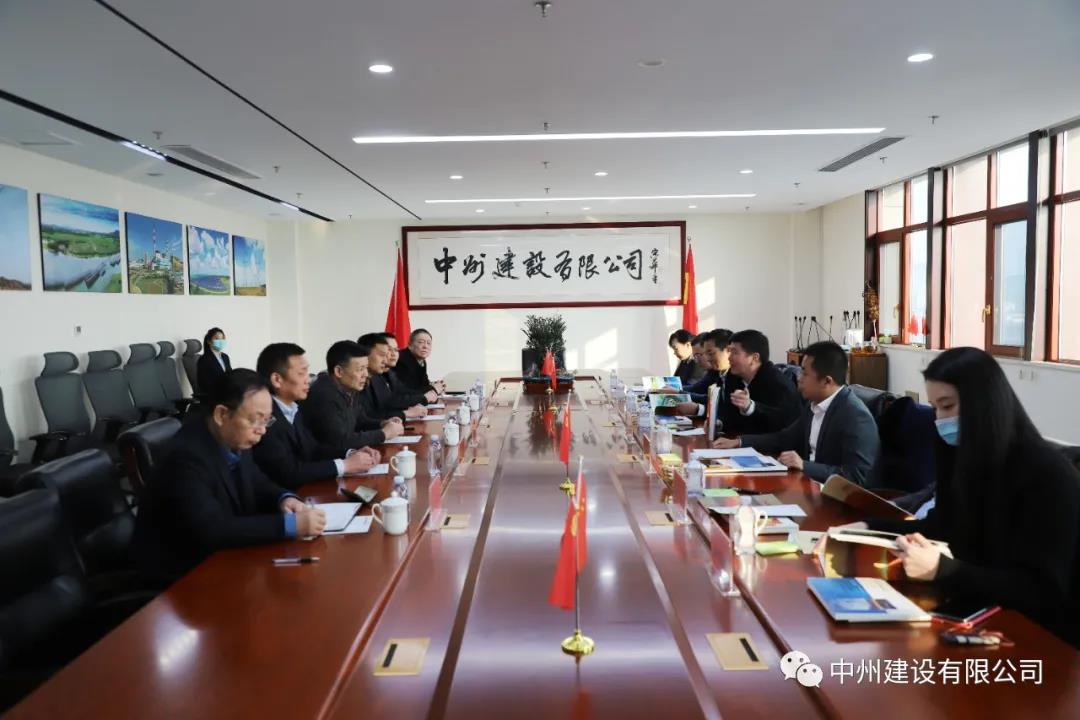 大唐河南清潔能源有限責任公司總經(jīng)理王永民、金風(fēng)科技集團國內(nèi)營銷中心副總經(jīng)理韓明剛一行到我司參觀考察